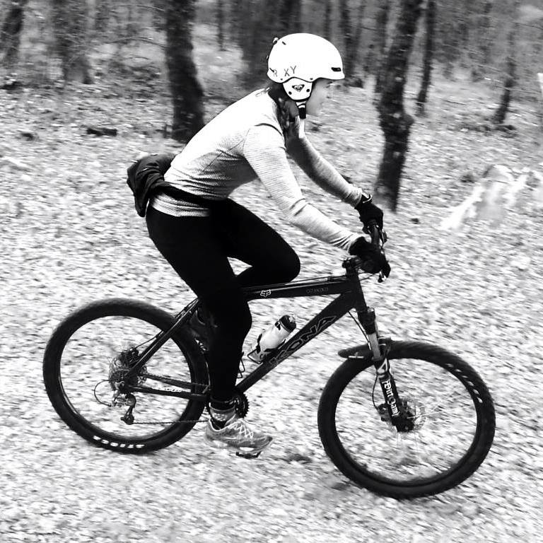 photo de l'auteur en train de faire du vtt dans une foret pour illustrer la phrase meme pas peur et tout terrain