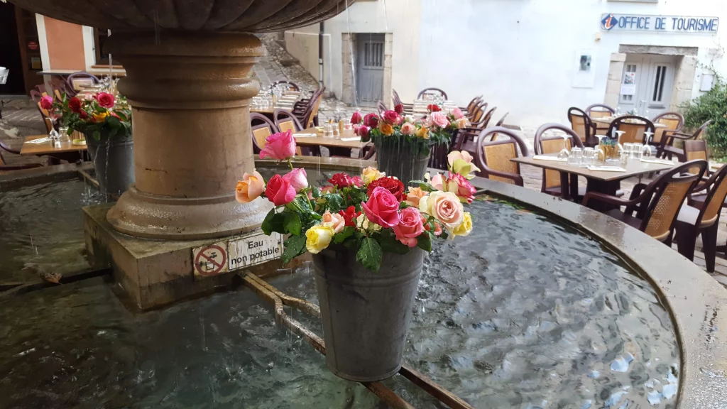 fontaine de seillans dans le var agrementee d'un bouquet de roses. les photos sont tres importantes quand on fait de la redaction web seo car elles rentrent en ligne de compte dans l'optimisation de la page