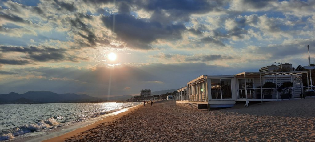 plage de cannes au moment du coucher du soleil avec decoupe de l'esterel se detachant sur l'horizon