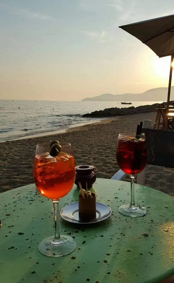 aperitif chez marius au bord de l'eau sur la grande plage de gigaro a la croix valmer dans le var pour expliquer la thematique choisie pour blogger et m'entrainer en redaction web seo