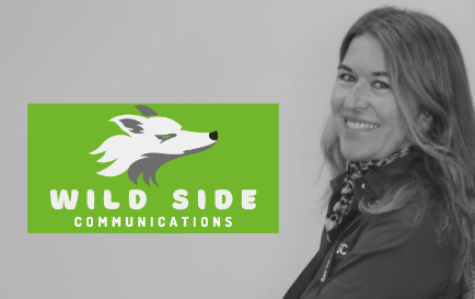 photo noir et blanc de profil de celine colas consultante seo a sophia antipolis et logo wild side communications