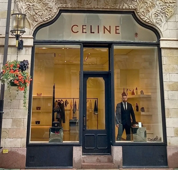 vitrine presque vide de la boutique Céline, illustration metaphore d’un site web sans contenu