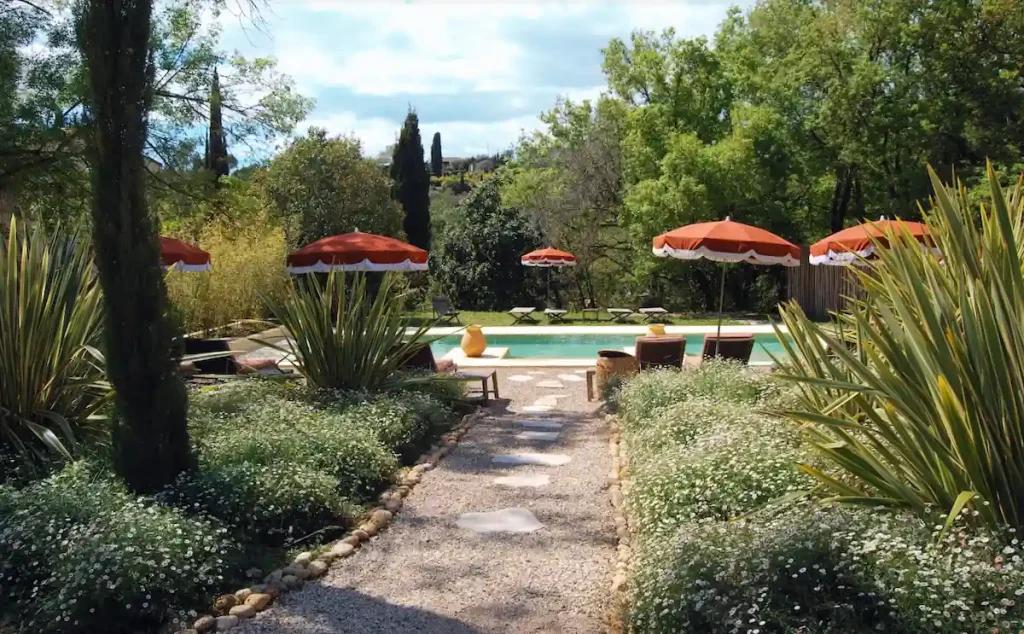 Jardin bien entretenu pour illustrer la métaphore du SEO durable
