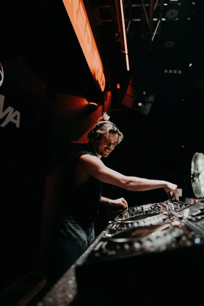 french riviera dj florian defresne mixing at orama club in december 2025